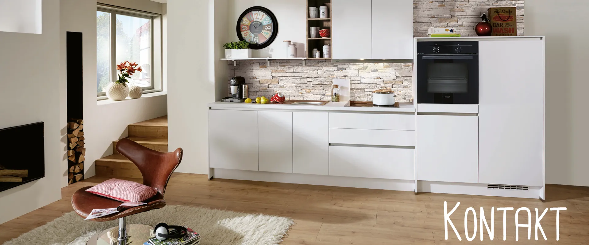 Kleine weiße Zeilenküche in moderner Wohnung